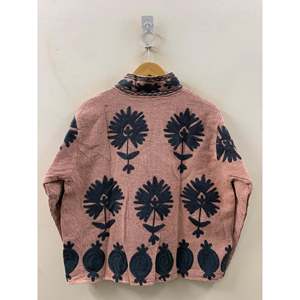 Chaqueta de Algodón Tipo Waffle Ecológica con Bordado Floral Suzani en Color Rosa Polvoriento, Cuello Mandarín, Estilo Bohemio para la Temporada de Primavera - Product Image 2
