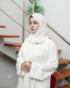 ผ้าคลุมศีรษะฮิญาบผ้าวิสโคสผสมคอตตอนเนื้อนุ่มแบบจีบย่นสำหรับผู้หญิงมุสลิม พร้อมพู่ห้อย ผ้าเรยอนผสมโมดอล ระบายอากาศได้ดี อ่อนโยนต่อผิว เหมาะสำหรับสวมใส่ในชีวิตประจำวัน - Product Image 2