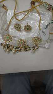 Meilleures ventes de collier en laiton gracieux avec pierre Kundan avec gouttes de perles Bijoux légers pour les mariages et les cadeaux spéciaux - Product Image 4