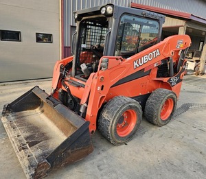 Minicargadora Kubota SSV65 2015: cargadora compacta fiable con diseño de elevación vertical - Product Image 1