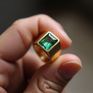 แหวนมรกตวงกว้างสีทอง14K สำหรับผู้ชายชุดฟลัชตามสั่งเครื่องประดับทันสมัยผิวซาติน - Product Image 6