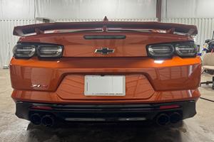 Chevrolet Camaro ZL1 Berline 2023 d'occasion, atmosphérique, avec contrôle de la suspension magnétique, couleur Orange Vif Métallisé, pneus R20, intérieur cuir foncé - Product Image 5