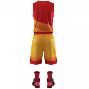 Uniforme de basket-ball pour hommes, maillot et short respirant, vêtements d'entraînement légers, tenue d'équipe personnalisée et élégante - Product Image 1