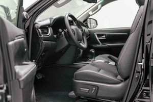 Casi Nuevo, Precio Accesible, Toyota Fortuner 2025 Attitude Negro - 4.0L 4WD 7 Plazas, Asientos de Cuero, Faros LED, Automático - Product Image 3