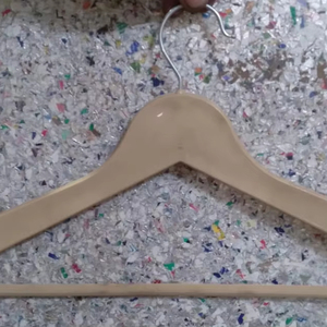 Perchas de plástico de madera de 19 pulgadas de calidad superior, organizador de ropa fuerte y duradero a un precio económico - Product Image 1