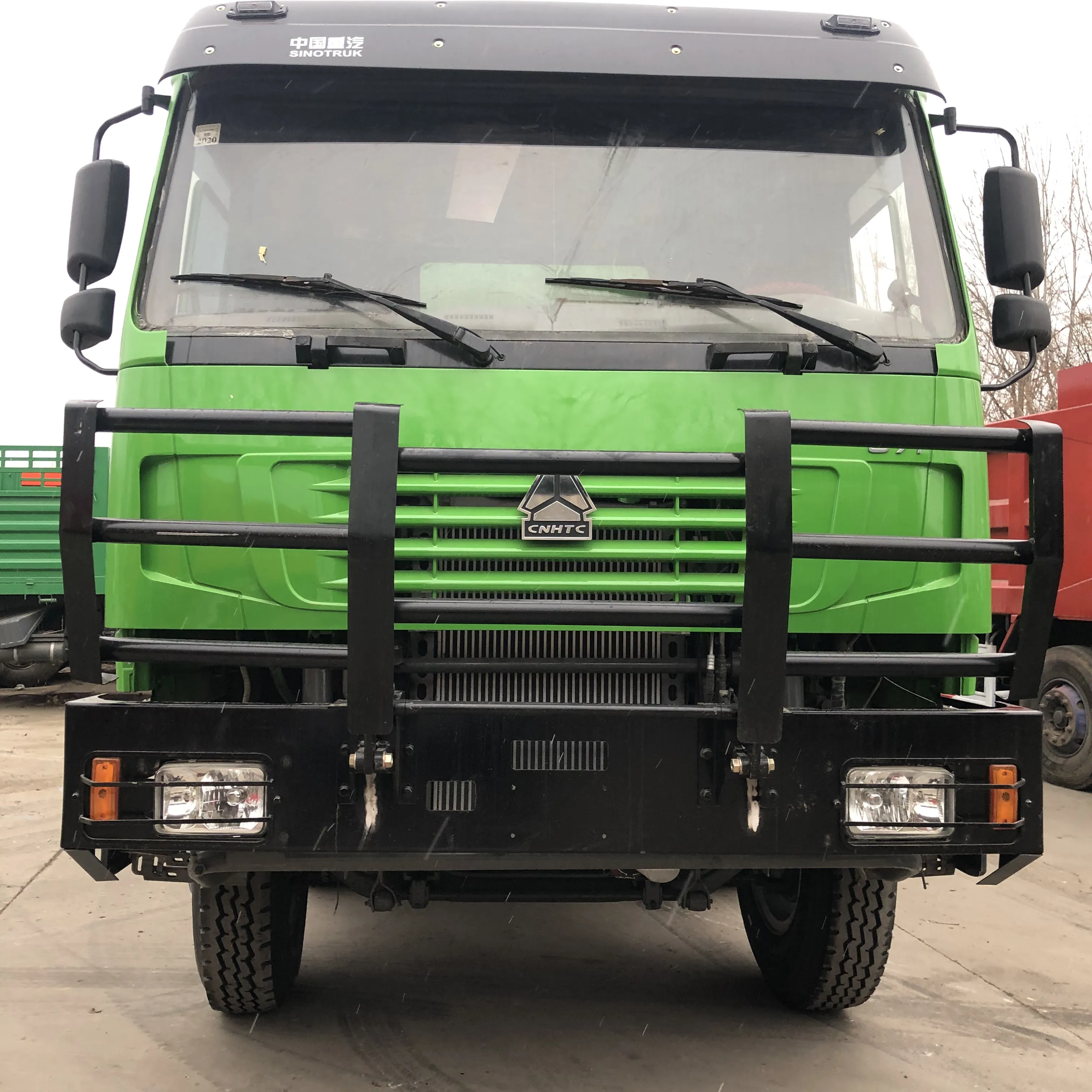 प्रयुक्त सिनोट्रक HOWO लाइट कार्गो बॉक्स ट्रक 371hp दूसरा ट्रक 12 टायरों के साथ यूरो2 कम कीमत और उत्कृष्ट स्थिति चीन में निर्मित