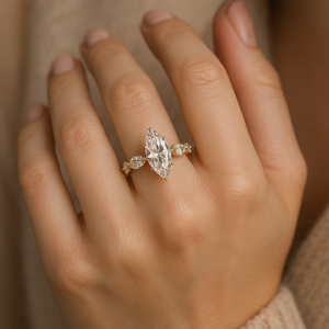 Anillo de Compromiso y Matrimonio Solitario con Diamante Talla Marquesa en Oro de 14K, Certificado VVS IGI, Joyería Original de Fábrica - Product Image 1