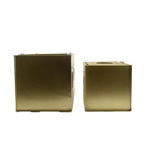 Elegante Juego de Faroles de Ramadán de Metal Dorado y Negro con Diseño de Media Luna y Arco Intrincado para Decoración Festiva del Hogar - Product Image 5