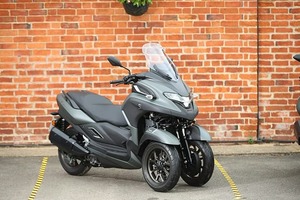 Scooter Tricity 125 Usado de Tres Ruedas, Acabado Gris Mate, Parabrisas, Frenos de Disco y Diseño de Doble Asiento en Venta - Product Image 6