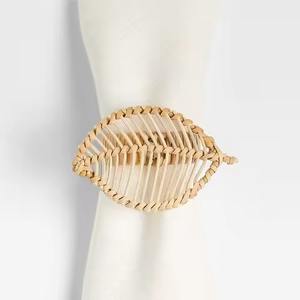 Rond de serviette en rotin de style côtier idéal pour les salles à manger Beach House et les dîners d'été sur le thème nautique - Product Image 1