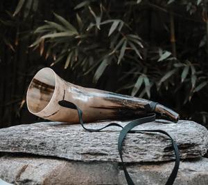 Cuerno de soplado nórdico de cuerno de búfalo natural con correas de cuero Feng Shui pulido ecológico religioso - Product Image 1