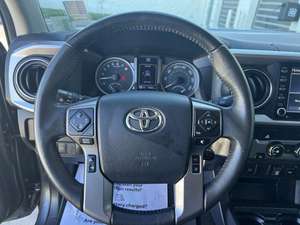 Sièges Tacoma SR5 Cabine Double Minuit Noir Gris Légèrement Usés - Product Image 3