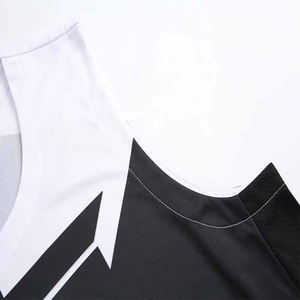 Uniformes de basket-ball à sublimation personnalisée Ensemble complet de maillots et shorts pour les commandes en gros - Product Image 3