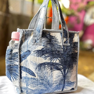 กระเป๋าถือผ้าฝ้ายอินเดียทำมือสำหรับผู้หญิง กระเป๋าโท้ทแบบเย็บติดกันพร้อมหูหิ้วเชือก ลายพิมพ์บล็อกด้วยมือ ดีไซน์ยอดเยี่ยมประจำปี 2025 กระเป๋าสะพายข้างสำหรับผู้หญิง - Product Image 1