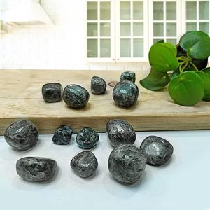 หิน Larvikite ทัมเบิ้ลผลึกหินบำบัดขัดเงาหินอัญมณีกึ่งมีค่าปรับสมดุลพลังงานจักระเรกิ - Product Image 3