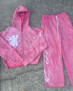 Conjunto Deportivo Personalizado con Apliques, Logotipo Serigrafiado, Felpa Francesa 100% Algodón, Cremallera con Pedrería, Pantalones con Cordón, Estilo Acid Wish - Product Image 2