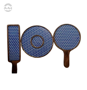 "Plateau en bois élégant avec un design peint de paon et 3 bols en céramique jaune élégants et fonctionnels pour servir" - Product Image 4