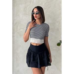 เสื้อเบลาส์ลายทางสำหรับผู้หญิงมีขอบเสื้อลายลูกไม้หรูหราและทันสมัย - Product Image 5