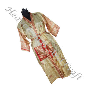 KL019 hermosa chaqueta Vintage de seda Sari Floral chaqueta bohemia de invierno larga hecha a mano con cinturón más cerca Vintage Sari Kimono largo - Product Image 2