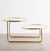 Grande table basse avec structure en métal et plateau en marbre massif, parfaite pour les salons spacieux et les lofts urbains contemporains