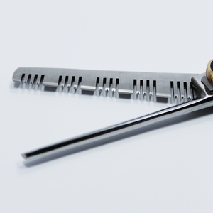 Tijeras de adelgazamiento de peluquero con acabado pulido de estilo profesional para belleza y cuidado personal - Product Image 4