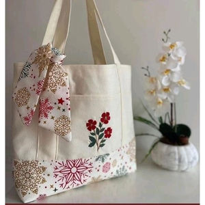 Sac fourre-tout en toile de coton à bordure florale festive avec détail de cravate en écharpe en crème avec des accents rouges et dorés, élégant pour le transport quotidien - Product Image 1