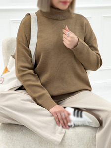 Pull en tricot à col montant pour femmes, épaules tombantes, coupe ample, couleur unie, fabrication de vêtements en gros, marque privée - Product Image 2