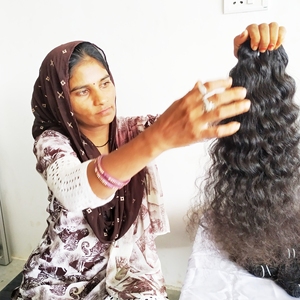 Vente en gros d'extensions de cheveux indiens vierges Remy, paquets naturels bouclés et lâches à vagues profondes, double trame non traitée pour machines à tisser - Product Image 1