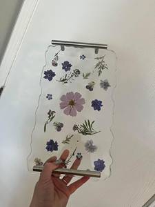 Plateau polyvalent en résine de conception de luxe avec poignée dorée Plateau de service durable et décoratif pour table à manger à la maison - Product Image 3