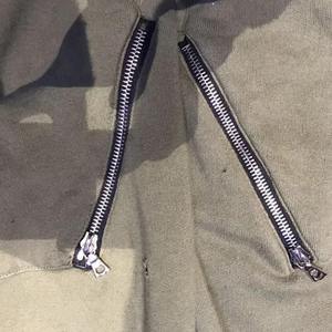 Venta al por mayor de encargo del cuello en V desgastado Sudadera con capucha de manga larga verde sudaderas con capucha para hombre bolsillo con cremallera frontal y logotipo de impresión - Product Image 5