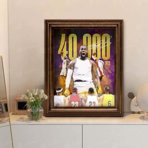 Cadre photo vitrine <span class=keywords><strong>NBA</strong></span> Lakers <span class=keywords><strong>James</strong></span> No. 23 Sneakers Décoratives en Bois Aquarelle Style Maillot de Sport Faites à la Main - Product Image 3