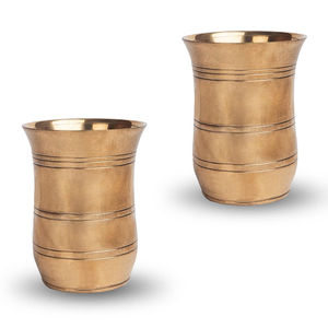 Gobelets en métal de style vintage Design simple Verres à boire décoratifs en laiton Ensemble de deux pour l'eau ou le jus - Product Image 1