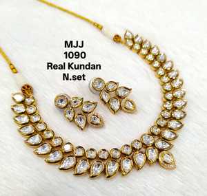 Collier Kundan exquis le plus vendu avec finition dorée détaillée l cadeau pour les mariées et les bijoux de mariage disponibles à la quantité en vrac - Product Image 1