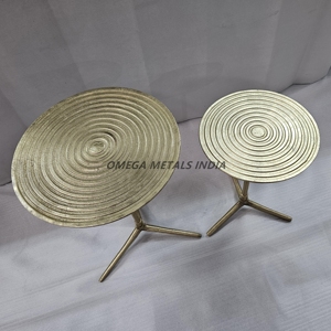 Ensemble élégant de tables d'appoint en spirale dorée avec un design élégant et des hauteurs réglables, parfaites pour une décoration intérieure polyvalente - Product Image 6