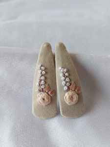 Pinzas para el pelo bordadas de color rosa hechas a medida con patrones Bordados florales para su reventa en tiendas de accesorios para el cabello - Product Image 3