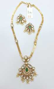 Elegante collar con colgante Kundan con piedras verdes y pendientes a juego Ideal para festivales, bodas y funciones especiales - Product Image 5