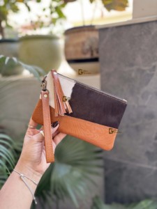 Bolso de mano de cuero de piel de vaca tostada para mujer, bolso de mano, billetera hecha a mano, estilo occidental, letra tallada, cremallera con borla - Product Image 2