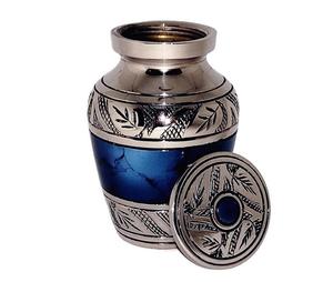 Mini urna de recuerdo de cremación pequeña clásica para cenizas humanas con caja de terciopelo Diseño de Fuego Azul de 2,6 pulgadas Hecho de latón - Product Image 1