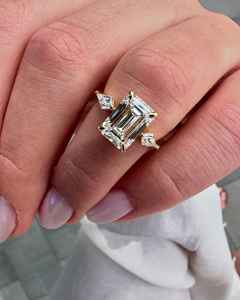 Elegante anillo de compromiso de moissanita de corte esmeralda de 3,60 CT con lados de corte de cometa hecho a mano regalo de boda de tres piedras certificado Gra - Product Image 3