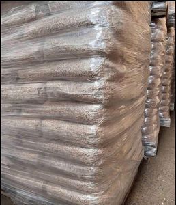 Granulés de chauffage en fibres de bois 100% certifiés ENplus A1 en bois de pin de qualité supérieure - Product Image 2