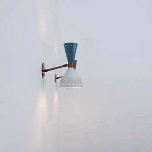 Increíble aplique de pared de metal que proporciona una iluminación ambiental suave que calienta el ambiente y las características del diseño existente - Product Image 1