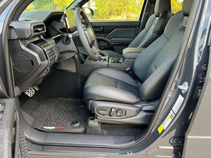 Toyota Tacoma TRD Pro Double Cab 2024, faible kilométrage, boîte de vitesses automatique, direction à gauche, pneus R20, état sombre - Product Image 2