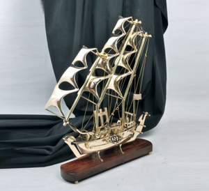 Pièce maîtresse décorative de bateau de bateau en laiton de style moderne de meilleure qualité avec base en bois pour la décoration de la maison et les cadeaux - Product Image 1