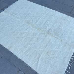 พรมคิลิมตุรกีขนาด 5.2x6.8 ฟุต พรมวินเทจ พรมขนสัตว์ลายดอกไม้สีขาว - Product Image 2