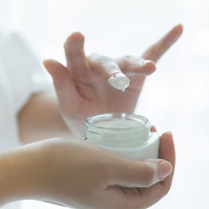 Crema de día hidratante Premium de 50ml con infusión de ácido hialurónico que garantiza la hidratación y mejora la elasticidad - Product Image 2