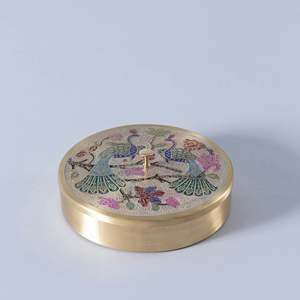Boîte de rangement décorative ronde en laiton doré faite à la main 8,25x8,25x1,75 pouces 0,9 kg - Product Image 1