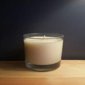 Support de bougie votive en verre à l'éclat doux, qui diffuse une chaleur subtile et apaise les ambiances, créant une ambiance apaisante et calme pendant le soir. - Product Image 1