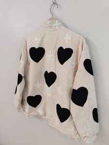 เสื้อแจ็คเก็ตผ้ากำมะหยี่ปักลายหัวใจสีดำ งานแฮนด์เมด ลายหัวใจสีแดงและกางเขน เสื้อโค้ทสไตล์โบฮีเมียน เสื้อแจ็คเก็ตสไตล์ศิลปะ - Product Image 5