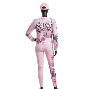 Conjunto de Camiseta Ligera de Malla para Mujer 120 GSM y Leggings de Poliéster Spandex Acanalados 220 GSM Elásticos Rosa con Logotipo Personalizado - Product Image 2