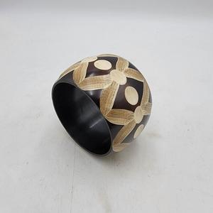 Brazalete de resina Premium en diseño brillante Brazalete de resina de forma redonda con tira de latón en los bordes Color negro para mujeres Tradnary - Product Image 4